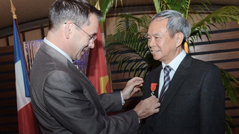 Remise de prestigieuses distinctions françaises à des Vietnamiens