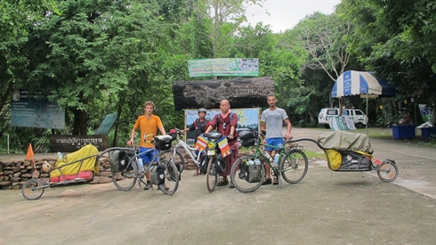 «Raid Planète Secours»: France - Vietnam, le périple de deux pompiers à vélo